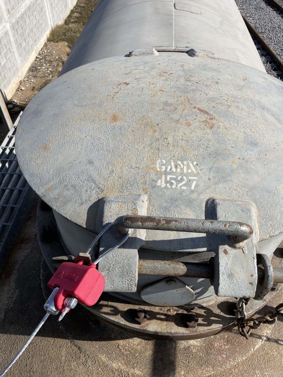 Red Flag seal installed on a railcar hatch in the field